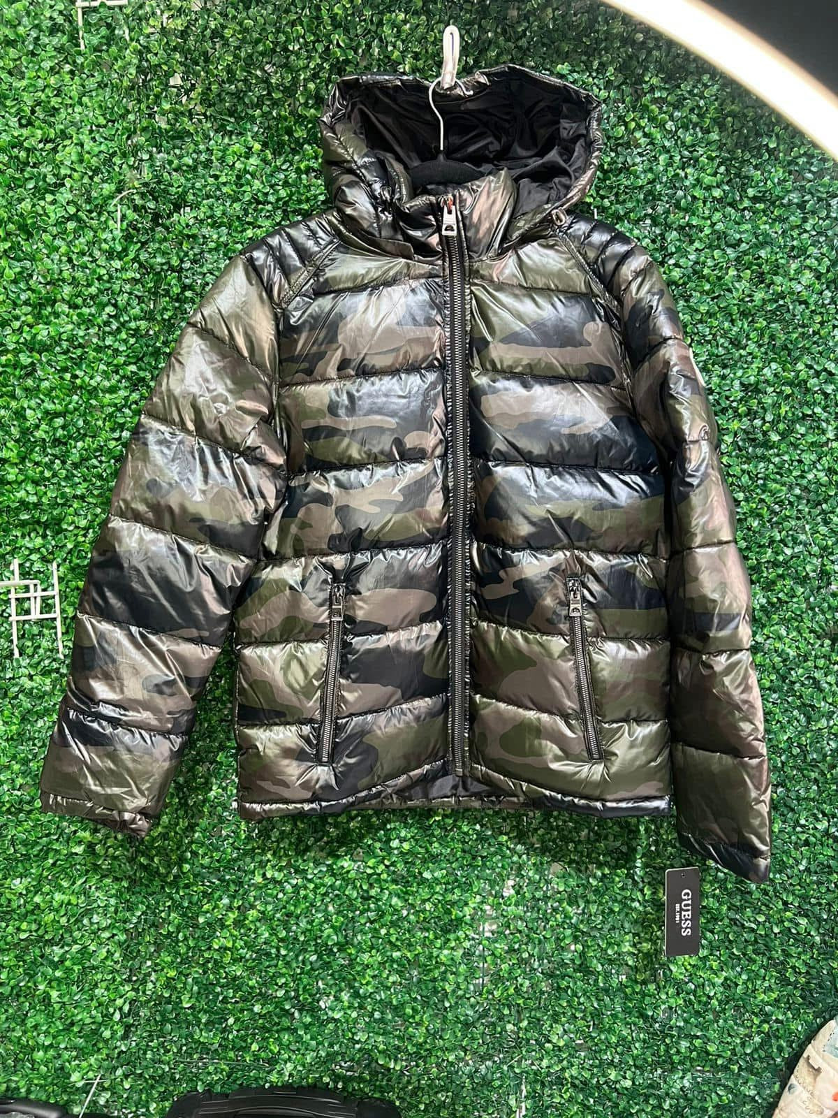 Chaqueta Acolchada GUESS verde camuflaje para Hombre con Capucha Desmontable y Diseño de Peso Medio